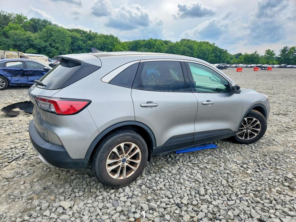 Photo 3 from auction – 2021 FORD ESCAPE with VIN 1FMCU0G65MUA02316