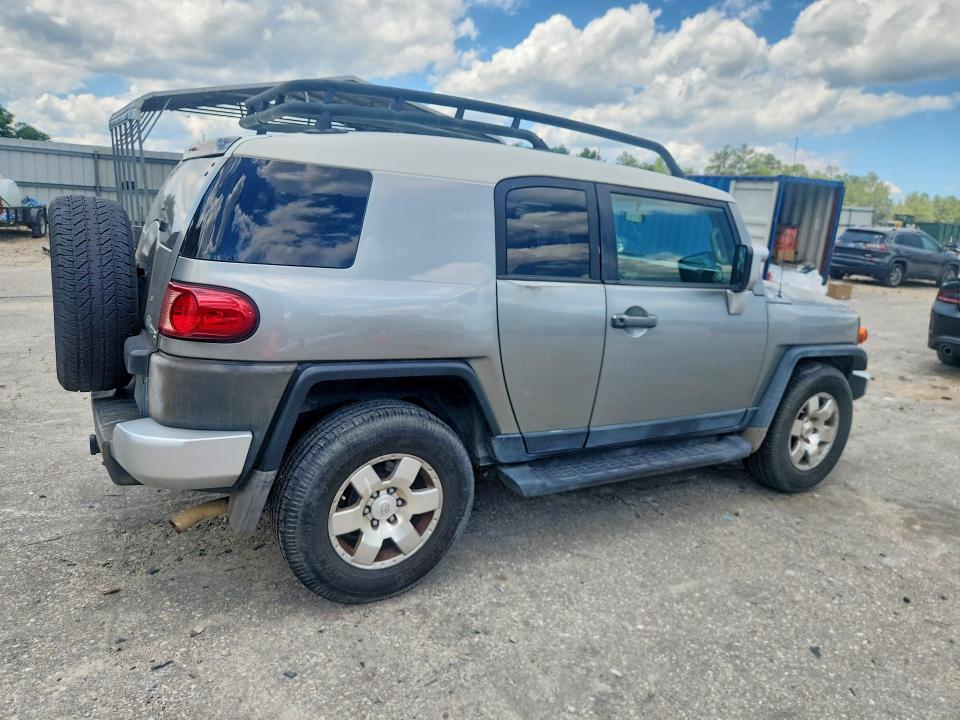 Photo 3 from auction – 2010 TOYOTA FJ CRUISER with VIN JTEZU4BF4AK008656