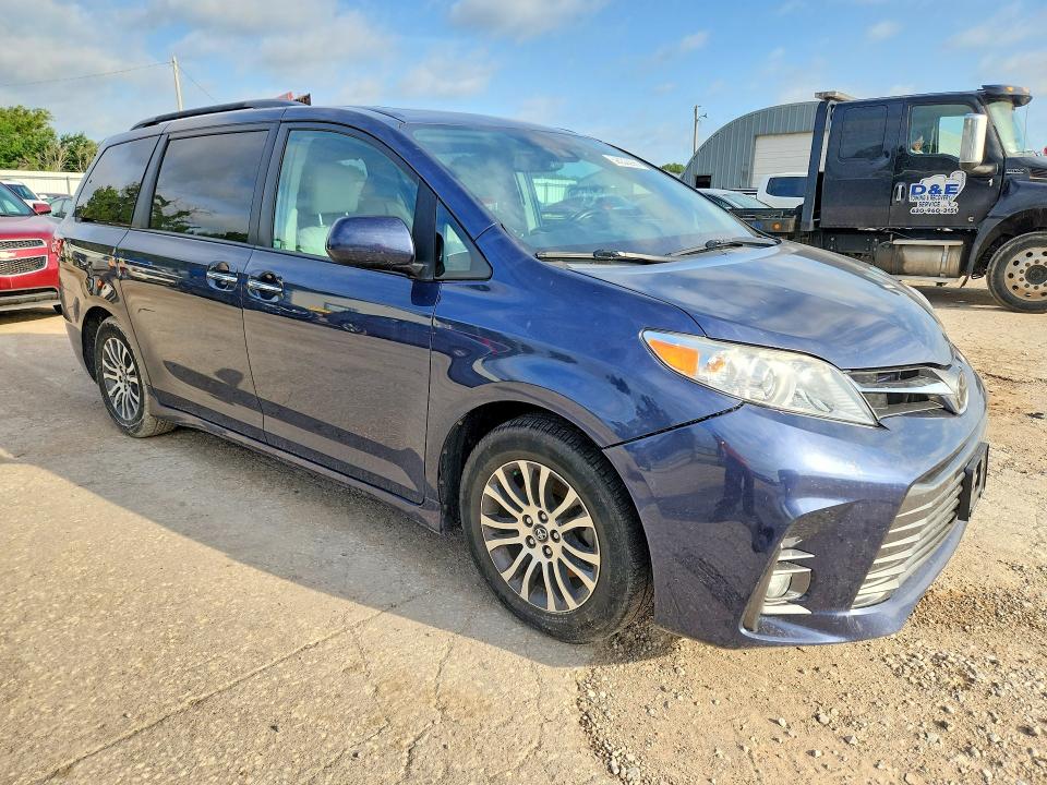 Photo 4 from auction – 2018 TOYOTA SIENNA with VIN 5TDYZ3DC7JS943449