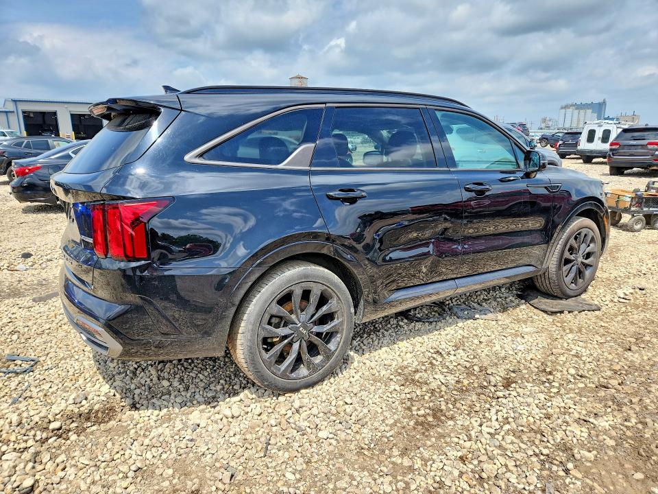 Photo 3 from auction – 2021 KIA SORENTO with VIN 5XYRK4LF4MG058248
