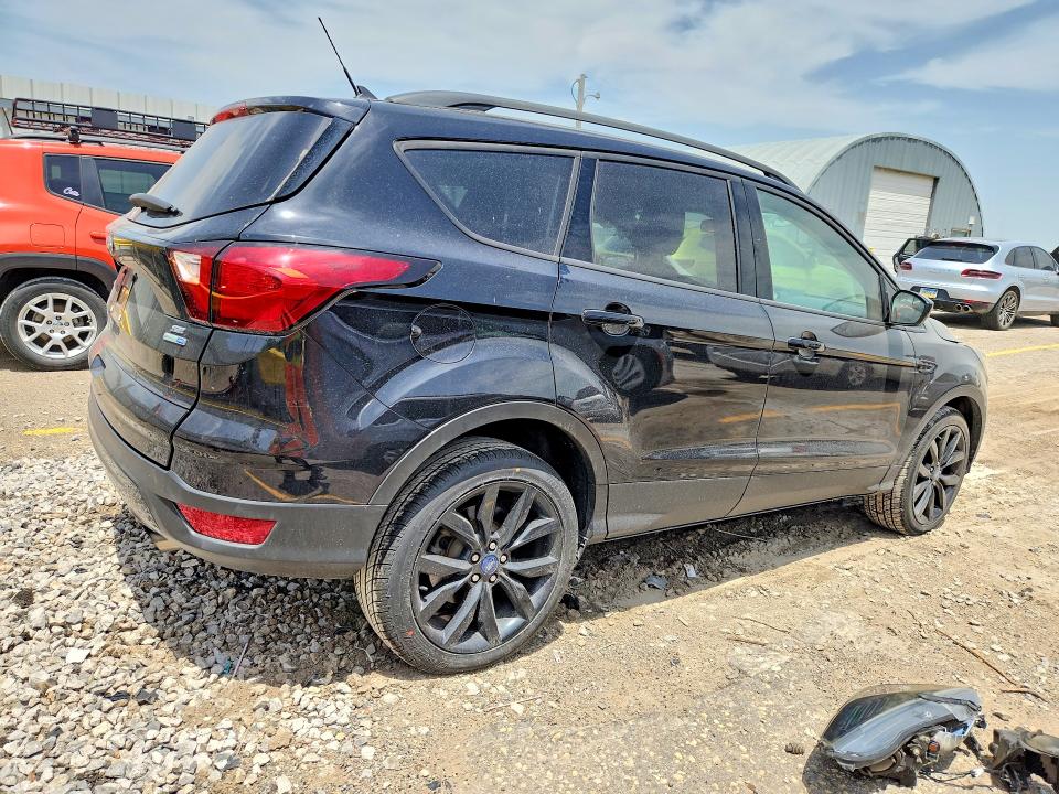 Photo 3 from auction – 2019 FORD ESCAPE with VIN 1FMCU9GDXKUC03743