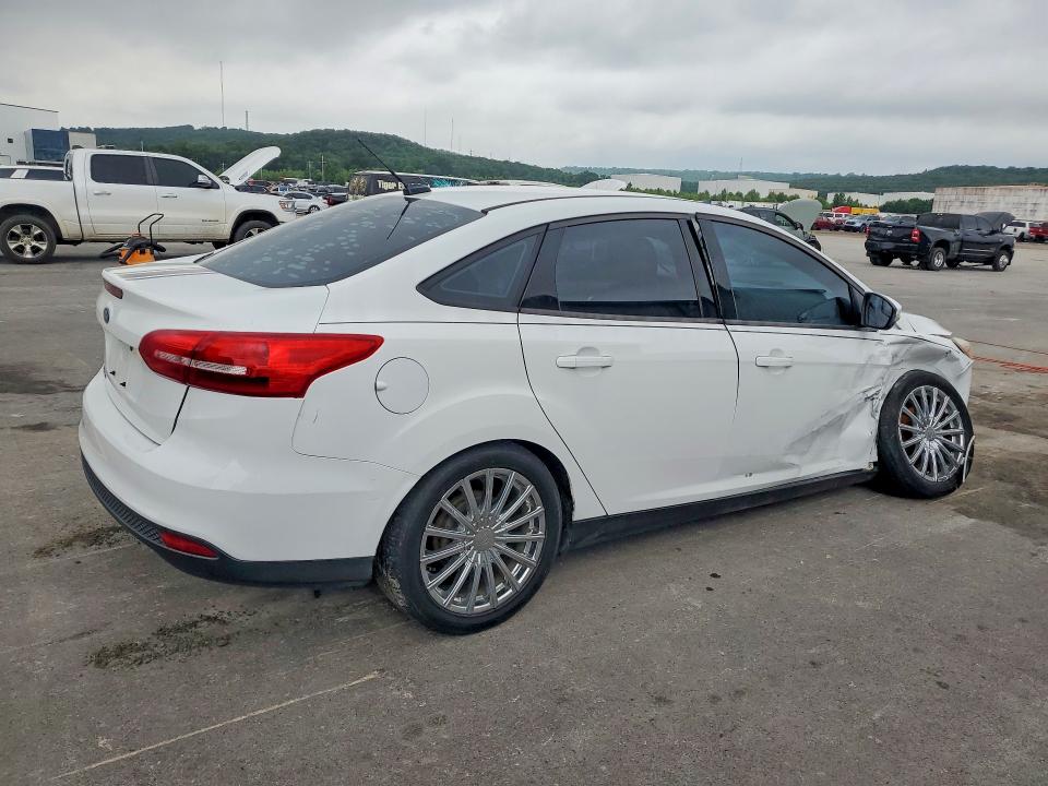 Photo 3 from auction – 2015 FORD FOCUS with VIN 1FADP3F22FL354428