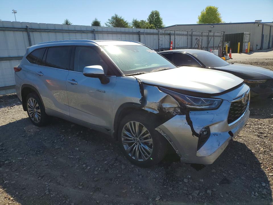 Photo 4 from auction – 2021 TOYOTA HIGHLANDER with VIN 5TDEBRCH7MS062147