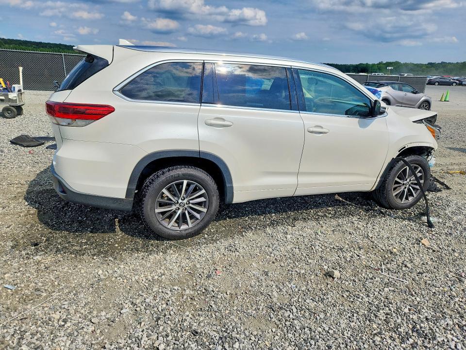 Photo 3 from auction – 2018 TOYOTA HIGHLANDER with VIN 5TDKZRFH5JS538174