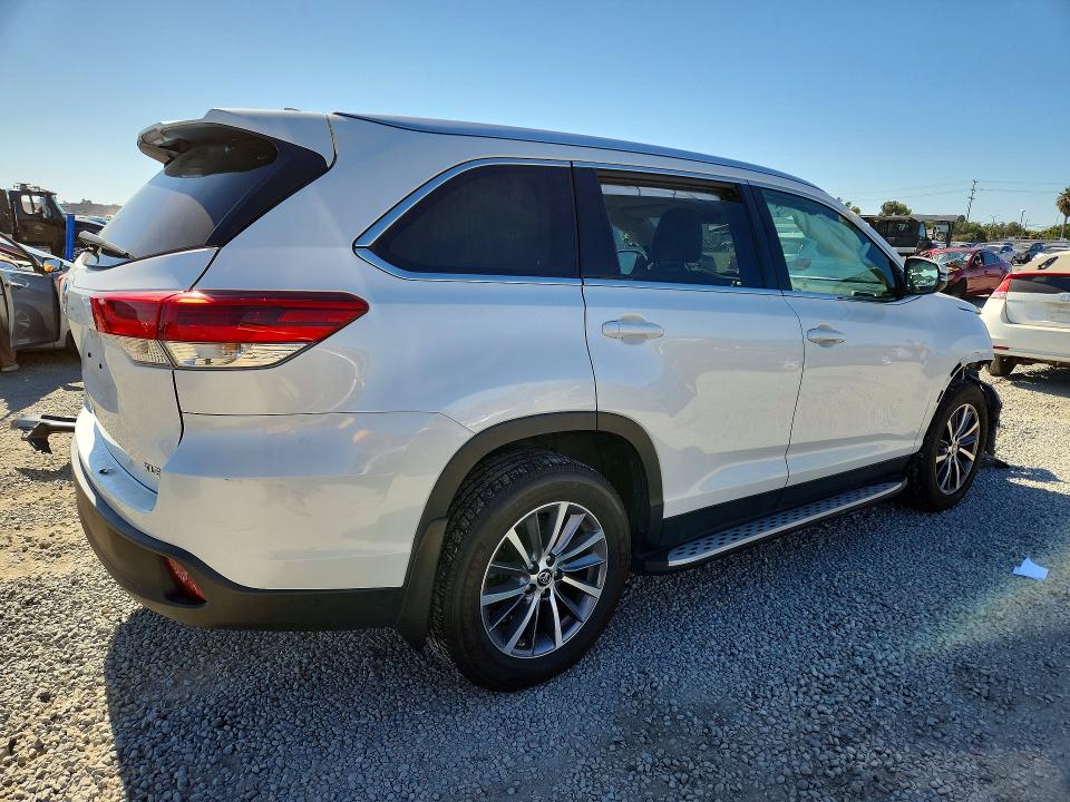 Photo 3 from auction – 2019 TOYOTA HIGHLANDER with VIN 5TDKZRFH3KS565021