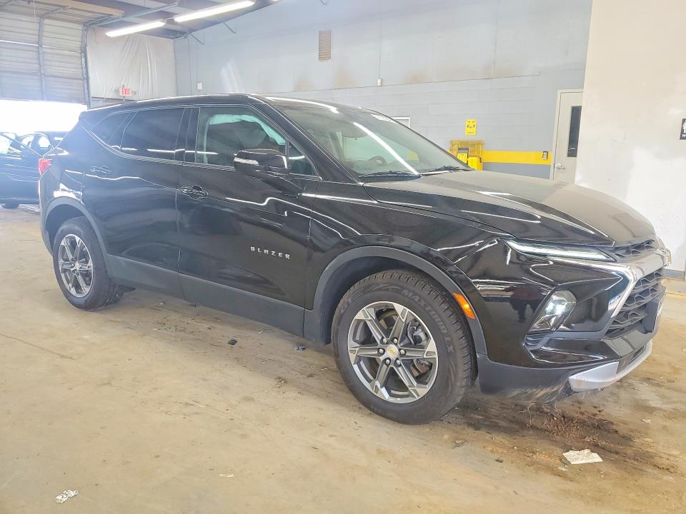 Photo 4 from auction – 2023 CHEVROLET BLAZER 1LT with VIN 3GNKBHR43PS221979
