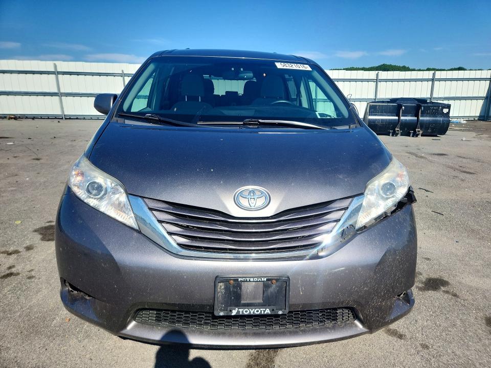 Photo 5 from auction – 2017 TOYOTA SIENNA with VIN 5TDKZ3DC7HS793939