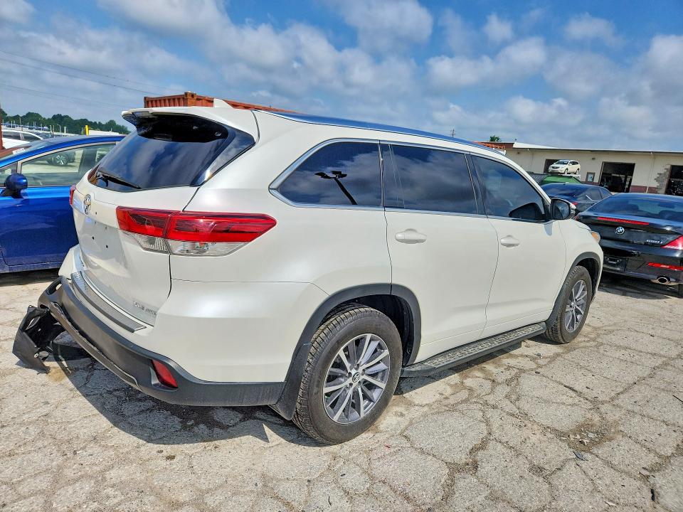 Photo 3 from auction – 2018 TOYOTA HIGHLANDER with VIN 5TDJZRFH2JS543117