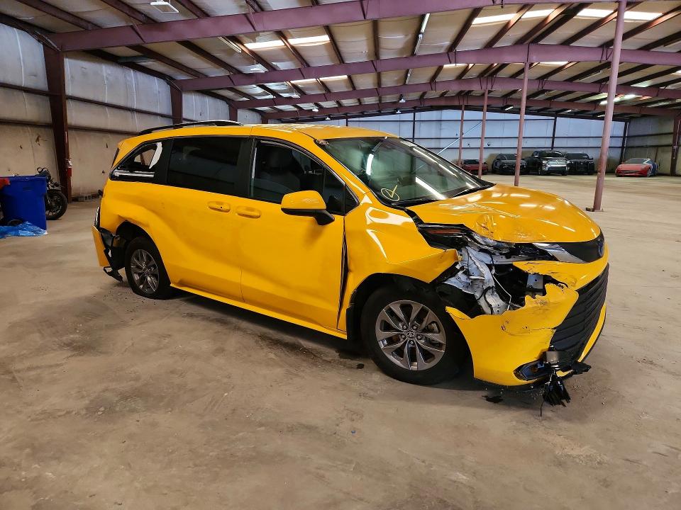 Zdjęcie 4 z aukcji – 2025 TOYOTA SIENNA z VIN 5TDKRKEC3SS279277