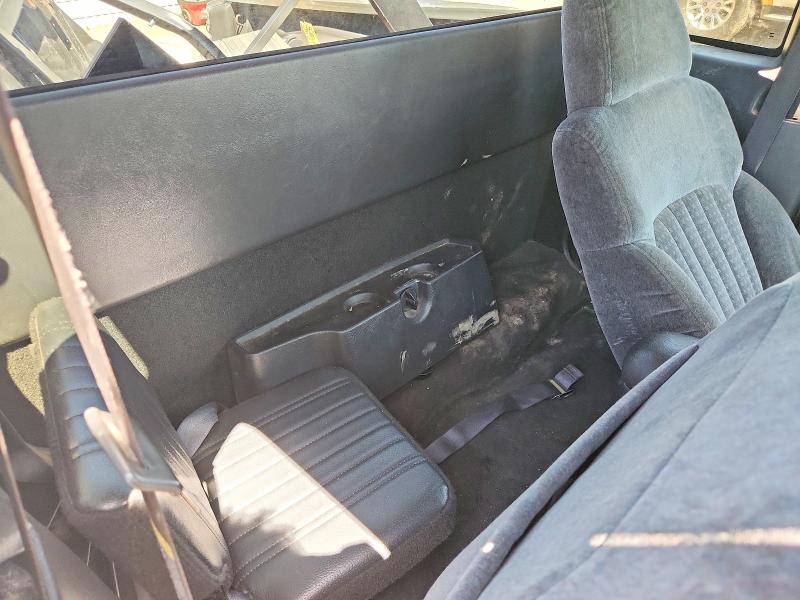 Photo 10 from auction – 2000 CHEVROLET UK with VIN 1GCDT19W5Y8224951