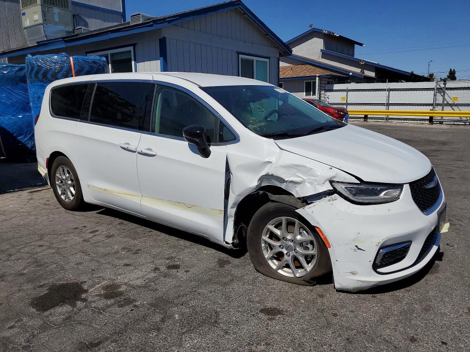 Photo 4 from auction – 2024 CHRYSLER PACIFICA with VIN 2C4RC1BG0RR158632