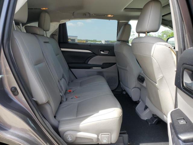 Photo 11 from auction – 2018 TOYOTA HIGHLANDER with VIN 5TDKZRFH0JS549065