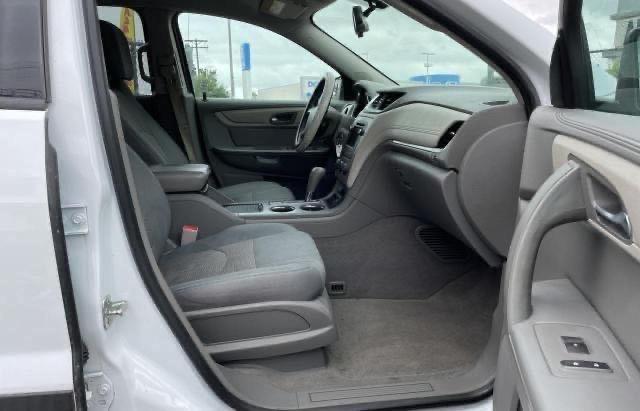 Photo 5 from auction – 2017 CHEVROLET TRAVERSE L with VIN 1GNKRFED7HJ303576