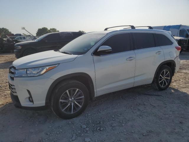 TOYOTA HIGHLANDER 2018 with VIN 5TDKZRFH9JS530689 - Photo from auction