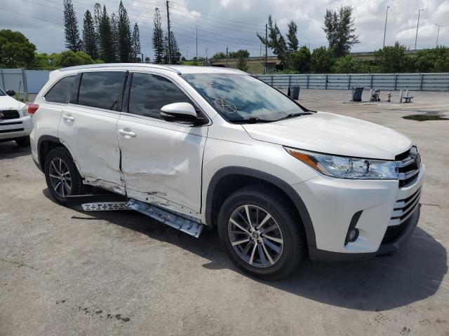 Photo 4 from auction – 2018 TOYOTA HIGHLANDER with VIN 5TDKZRFH3JS274291