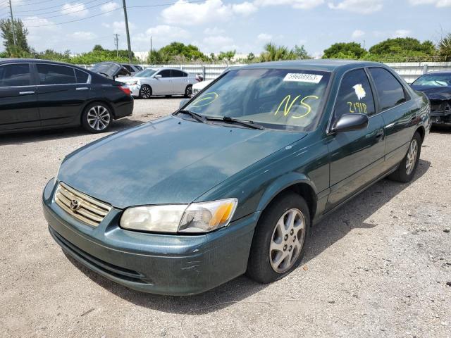 TOYOTA CAMRY CE 2000 with VIN 4T1BG22K4YU957911 - Photo from auction