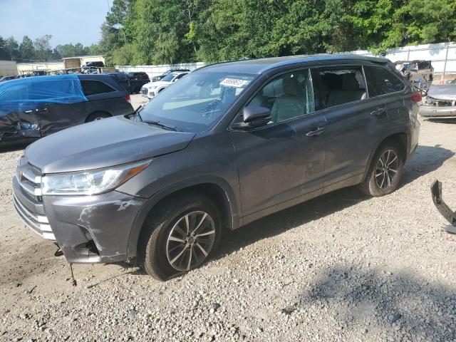 TOYOTA HIGHLANDER 2018 with VIN 5TDKZRFH7JS532702 - Photo from auction