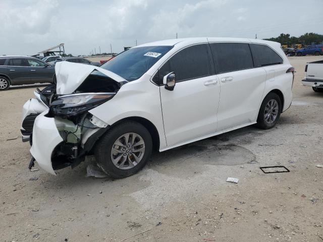 TOYOTA SIENNA LE 2022 with VIN 5TDKRKEC9NS080593 - Photo from auction