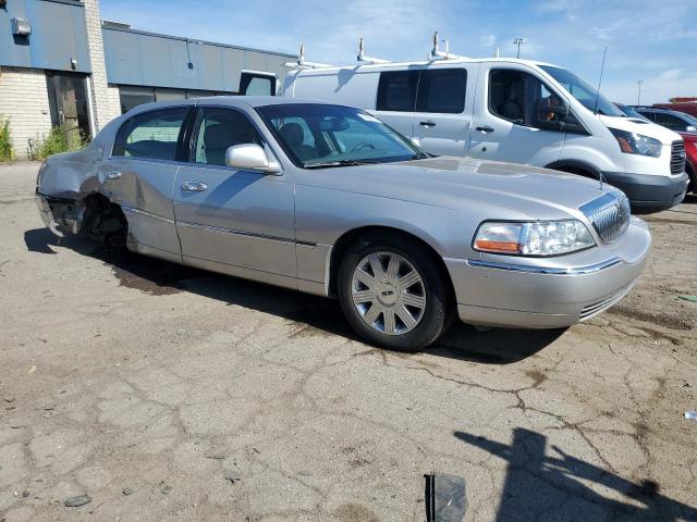 Photo 4 from auction – 2004 LINCOLN TOWN CAR U with VIN 1LNHM83W24Y617862