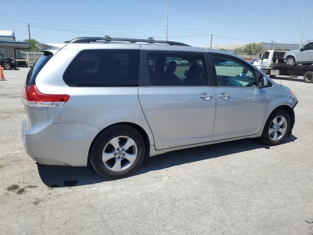 Foto 3 de la subasta – 2012 TOYOTA SIENNA LE con VIN 5TDKK3DC5CS225640