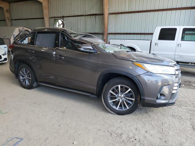 Photo 4 from auction – 2018 TOYOTA HIGHLANDER with VIN 5TDKZRFH0JS540169