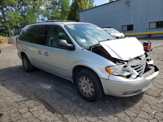 Photo 4 from auction – 2005 CHRYSLER TOWN & COU with VIN 2C4GP44R85R132009