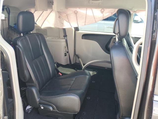 Photo 11 from auction – 2016 CHRYSLER TOWN & COU with VIN 2C4RC1BG5GR293361