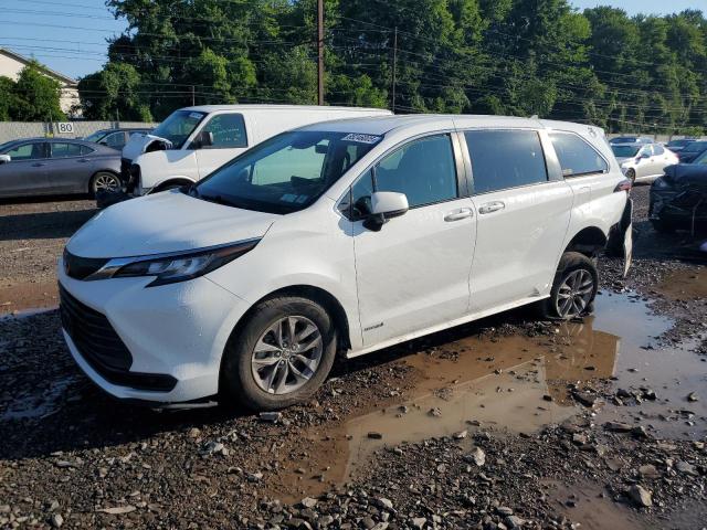 TOYOTA SIENNA LE 2021 with VIN 5TDKRKEC1MS044265 - Photo from auction