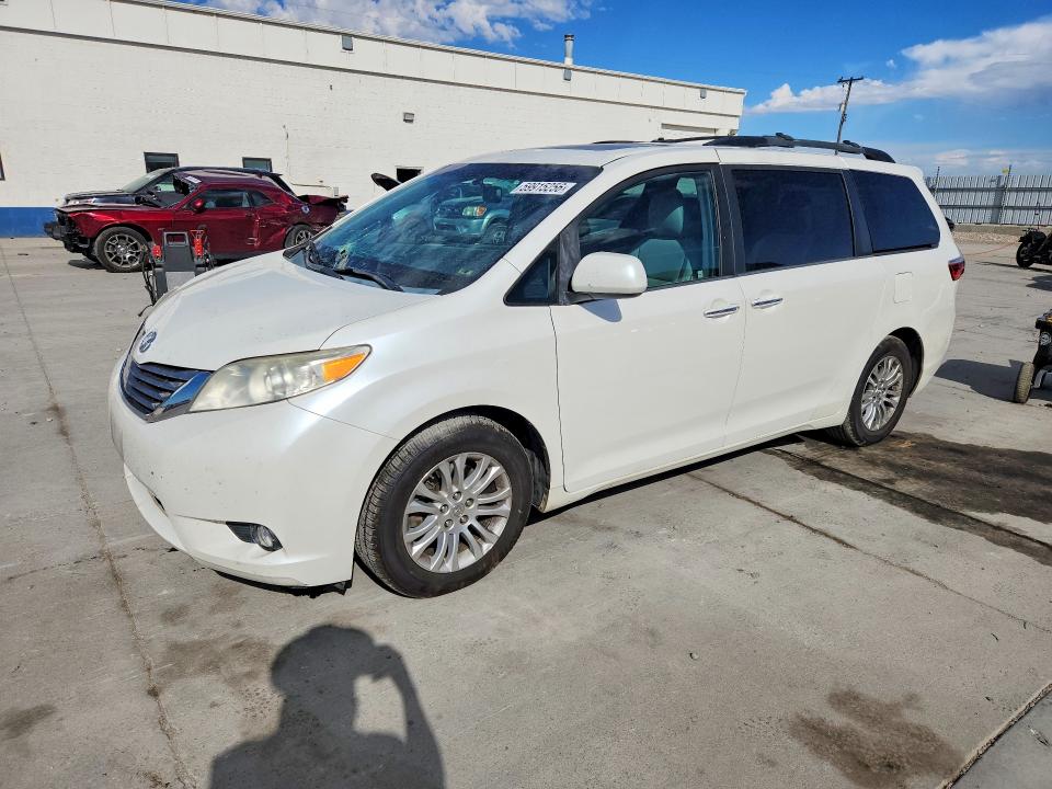 TOYOTA SIENNA 2015 with VIN 5TDYK3DC4FS566784 - Photo from auction