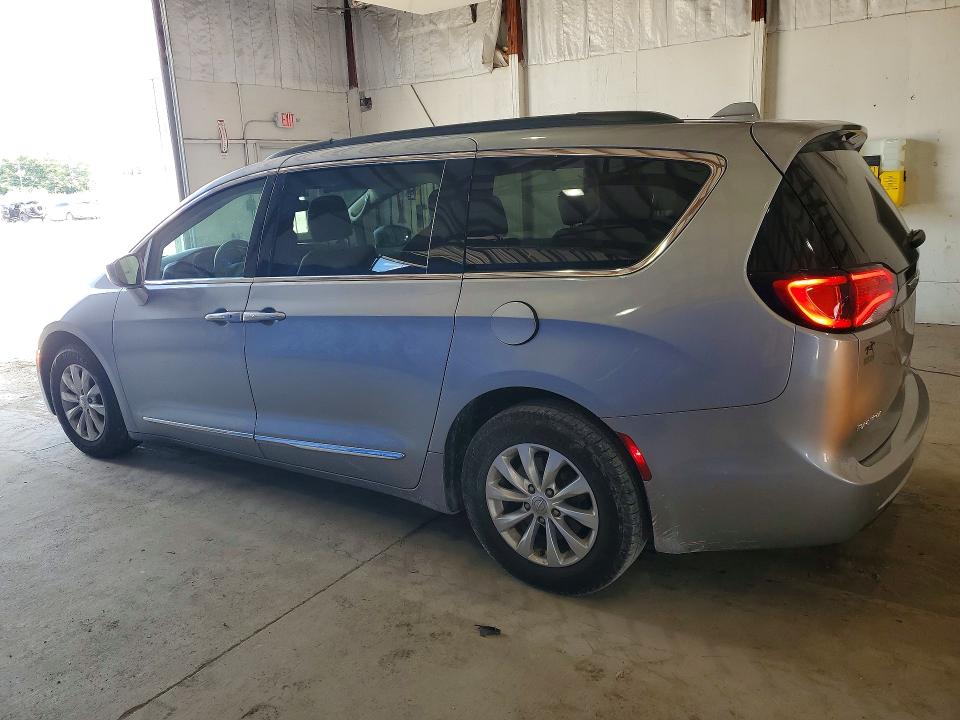Photo 2 from auction – 2017 CHRYSLER PACIFICA with VIN 2C4RC1BG5HR795059
