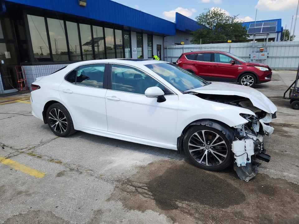 Photo 4 from auction – 2018 TOYOTA CAMRY with VIN 4T1B11HK3JU152863