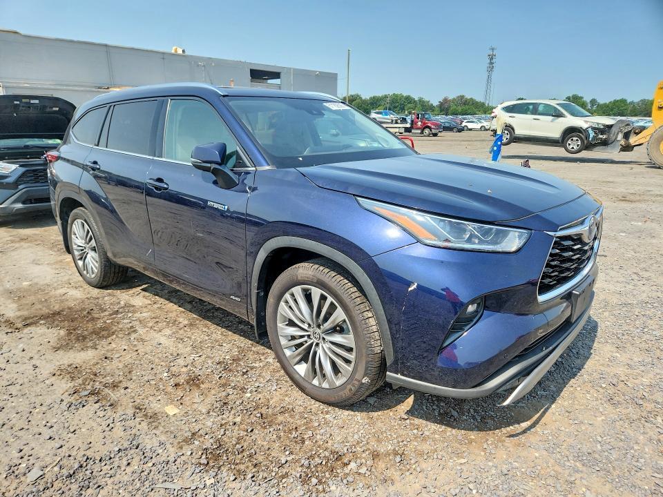 Photo 4 from auction – 2021 TOYOTA HIGHLANDER with VIN 5TDEBRCH2MS028651