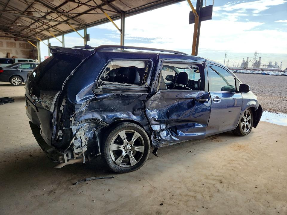 Photo 3 from auction – 2018 TOYOTA SIENNA with VIN 5TDXZ3DC6JS944975