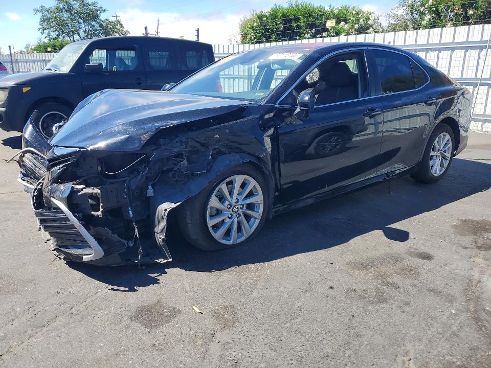 Photo 1 from auction – 2021 TOYOTA CAMRY with VIN 4T1C11AK2MU587831