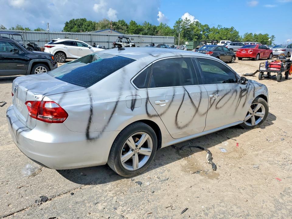 Photo 3 from auction – 2015 VOLKSWAGEN PASSAT with VIN 1VWAS7A37FC074438