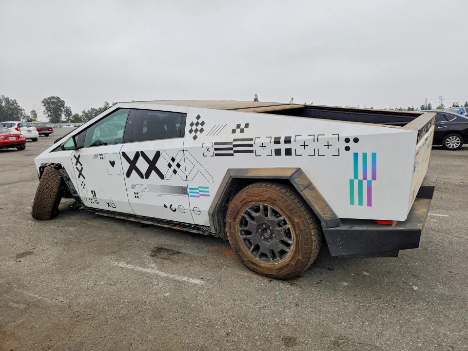 Photo 2 from auction – 2024 TESLA CYBERTRUCK with VIN 7G2CEHEE2RA037271