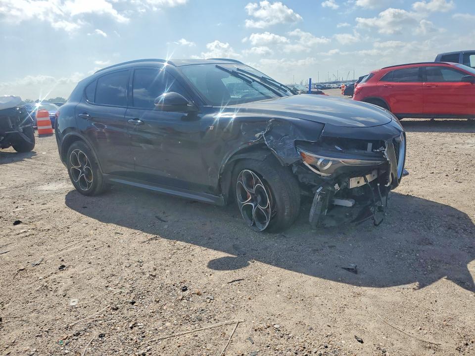 Photo 4 from auction – 2023 ALFA ROMEO STELVIO with VIN ZASPAKBN2P7D50481