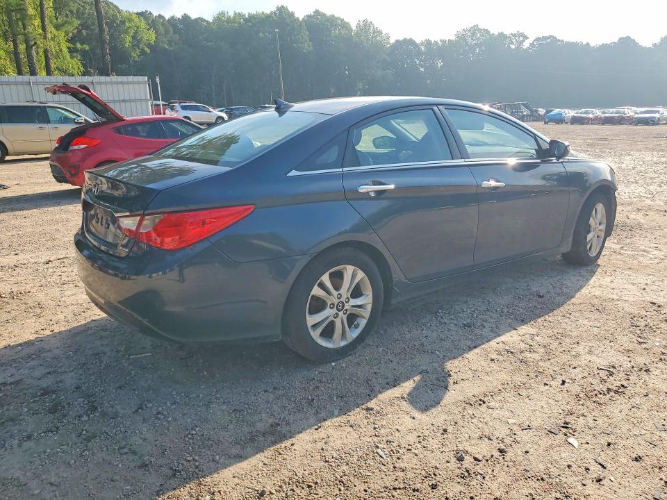 Photo 3 from auction – 2011 HYUNDAI SONATA with VIN 5NPEC4AC5BH168722