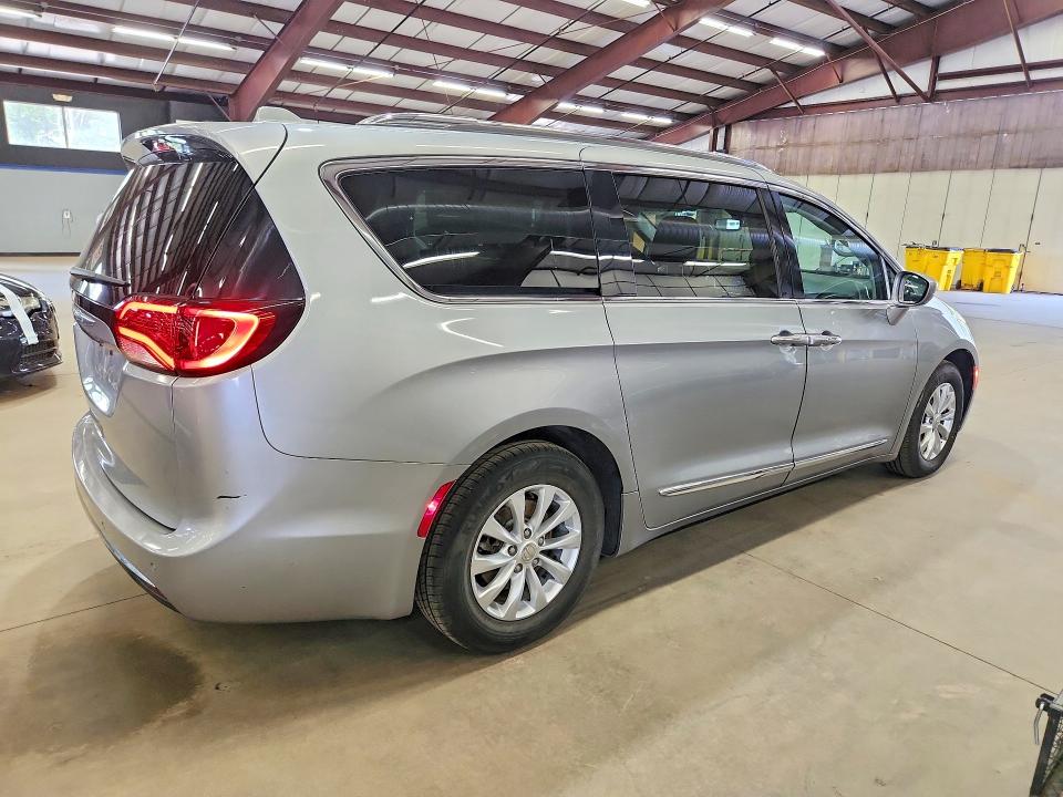 Photo 3 from auction – 2019 CHRYSLER PACIFICA with VIN 2C4RC1BG3KR685392