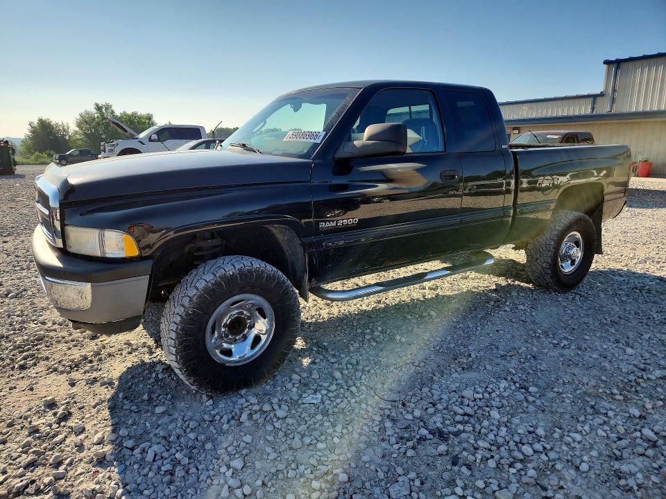 DODGE RAM 2500 1998 مع رقم تعريف المركبة 1B7KF23D1WJ151840 - صورة من المزاد