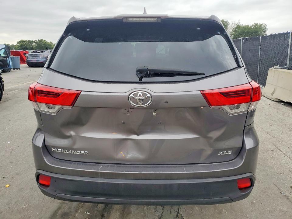 Фото 6 с аукциона – 2018 TOYOTA HIGHLANDER с VIN 5TDKZRFH1JS543095