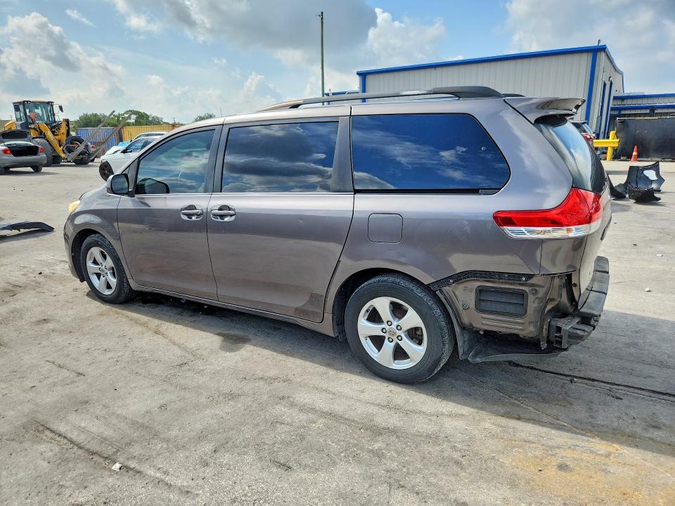Zdjęcie 2 z aukcji – 2011 TOYOTA SIENNA z VIN 5TDKK3DC2BS150555