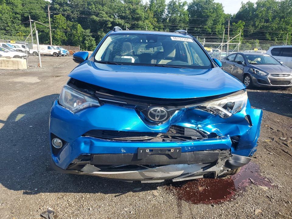 Zdjęcie 5 z aukcji – 2017 TOYOTA RAV4 z VIN JTMRFREV1HJ111371