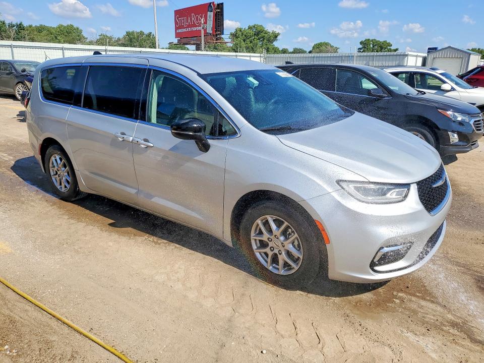 Photo 4 from auction – 2024 CHRY PACIFICA with VIN 2C4RC1BG2RR129570