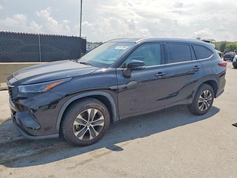 Photo 2 from auction – 2022 TOYOTA HIGHLANDER with VIN 5TDGZRAH0NS138011