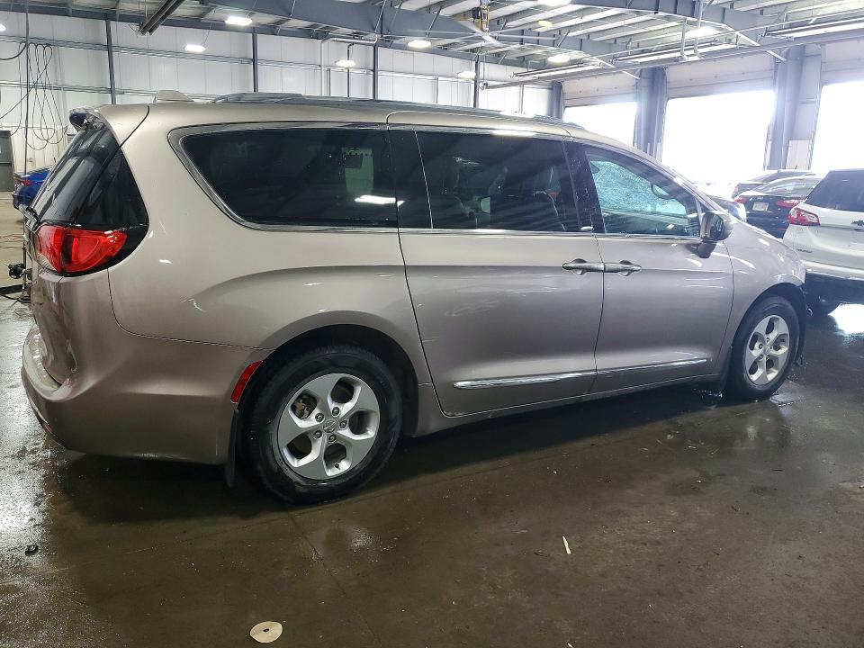 Photo 3 from auction – 2017 CHRYSLER PACIFICA with VIN 2C4RC1EG6HR677047