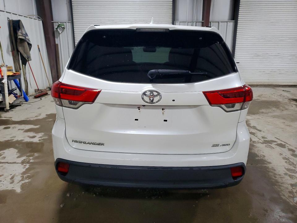 Photo 6 from auction – 2018 TOYOTA HIGHLANDER with VIN 5TDJZRFH0JS802882