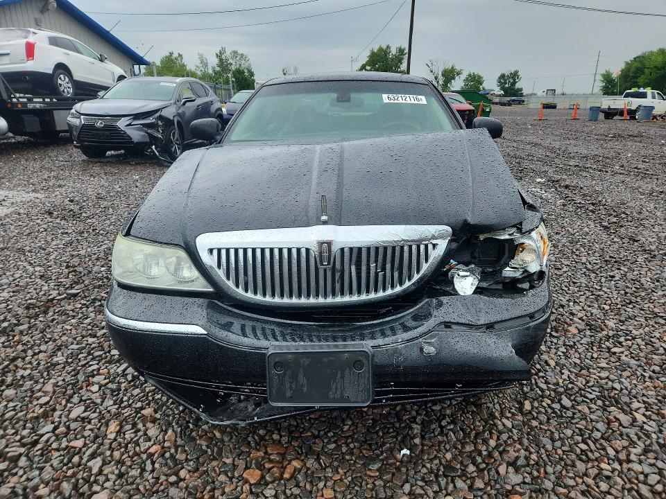 Photo 5 from auction – 2003 LINCOLN TOWN CAR with VIN 1LNHM82W43Y703335