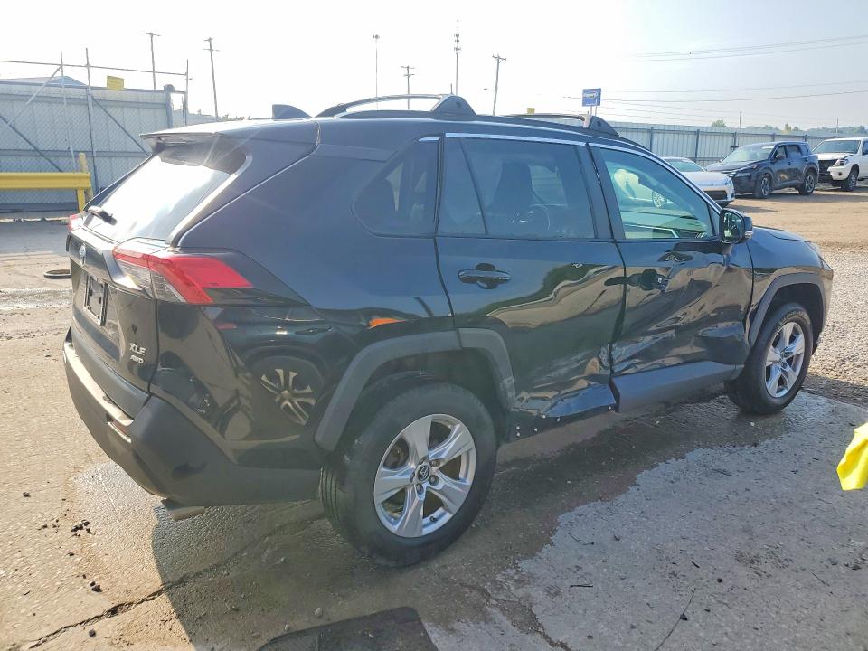 Photo 3 from auction – 2019 TOYOTA RAV4 with VIN 2T3P1RFV1KW047975