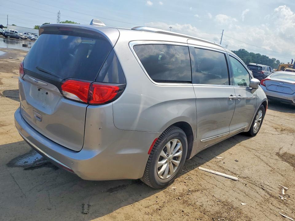 Photo 3 from auction – 2018 CHRYSLER PACIFICA with VIN 2C4RC1BG8JR353446
